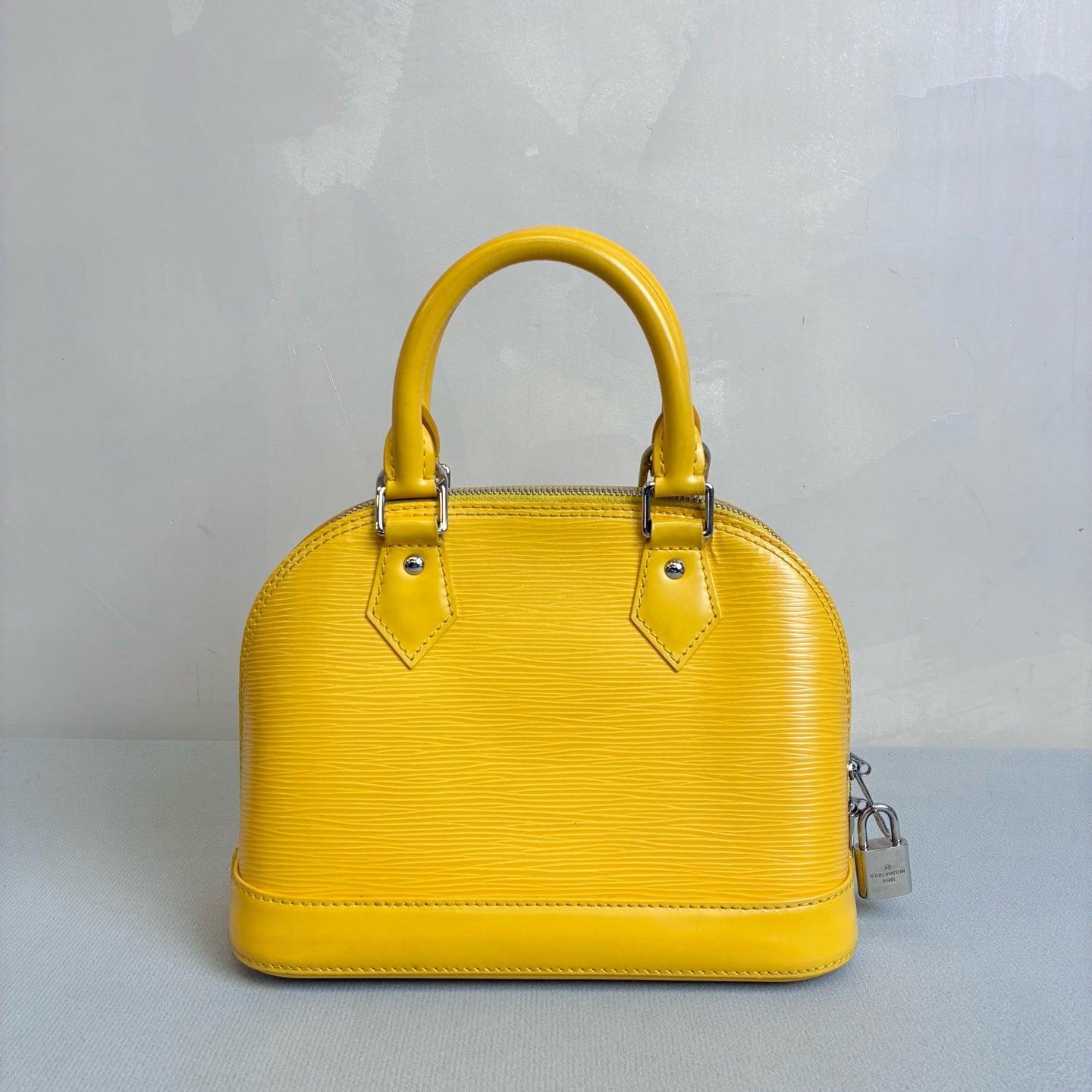 LV/Louis Vuitton Yellow Ripple Leather Shell BB Size 24*17.5 Year 2013 98% new One lock with two keys