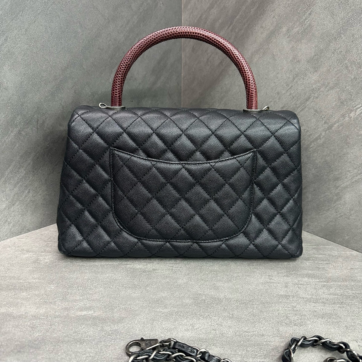 CHANEL Coco Handle Black Gold Lizard Skin Gold Hardware Tote Bag Red Lizard Handle Crossbody Bag 23 Series