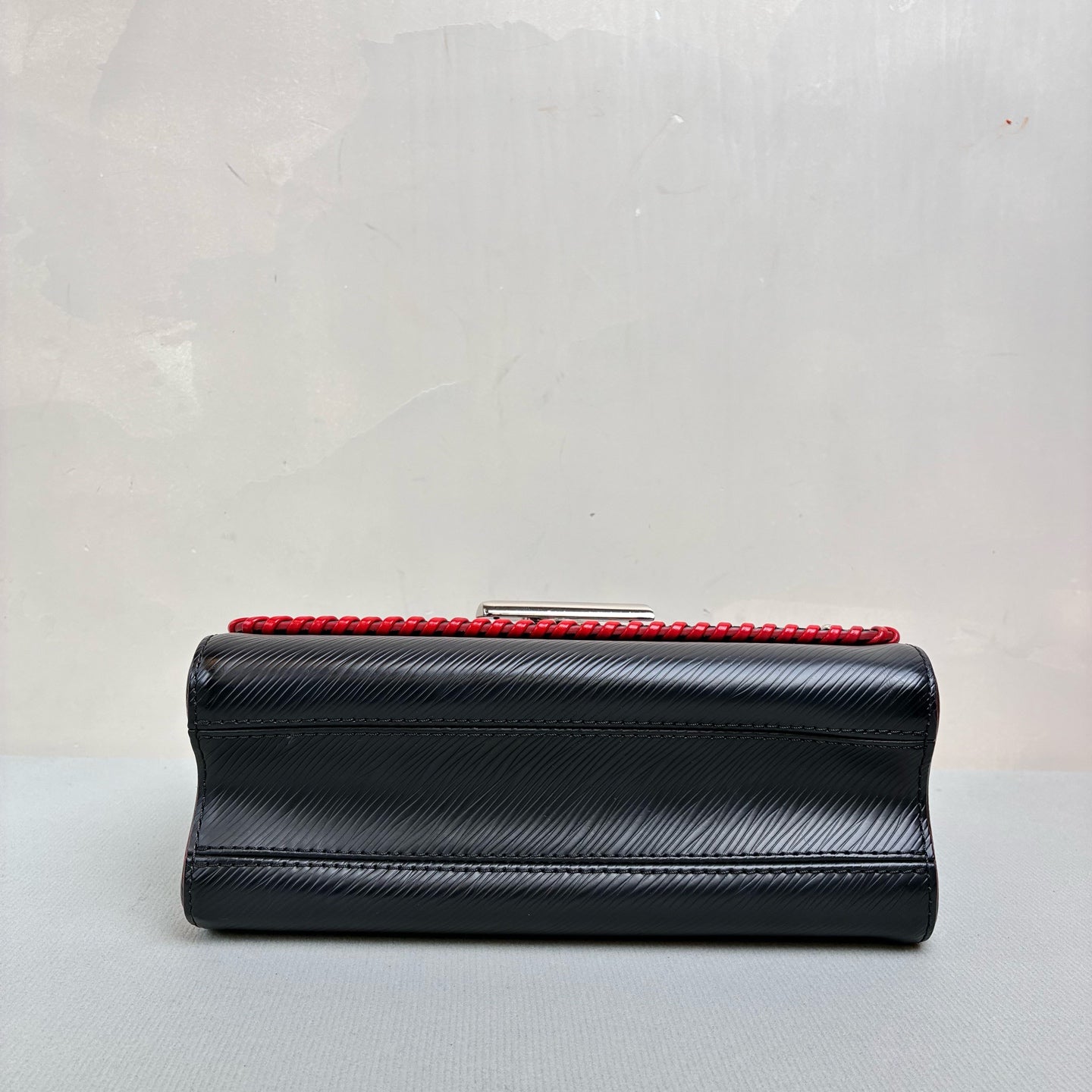 LV/Louis Vuitton Twist Series Limited Edition Crossbody Bag, Dimensions 23*16 cm.