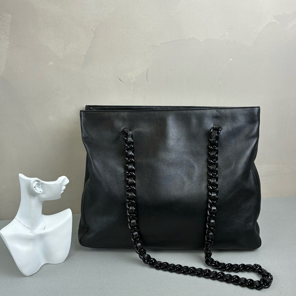 98% New PRADA Black Chain Handbag, Made in Italy from Black Leather. The chain shoulder strap is very textured, with a large capacity, perfect for everyday outings.