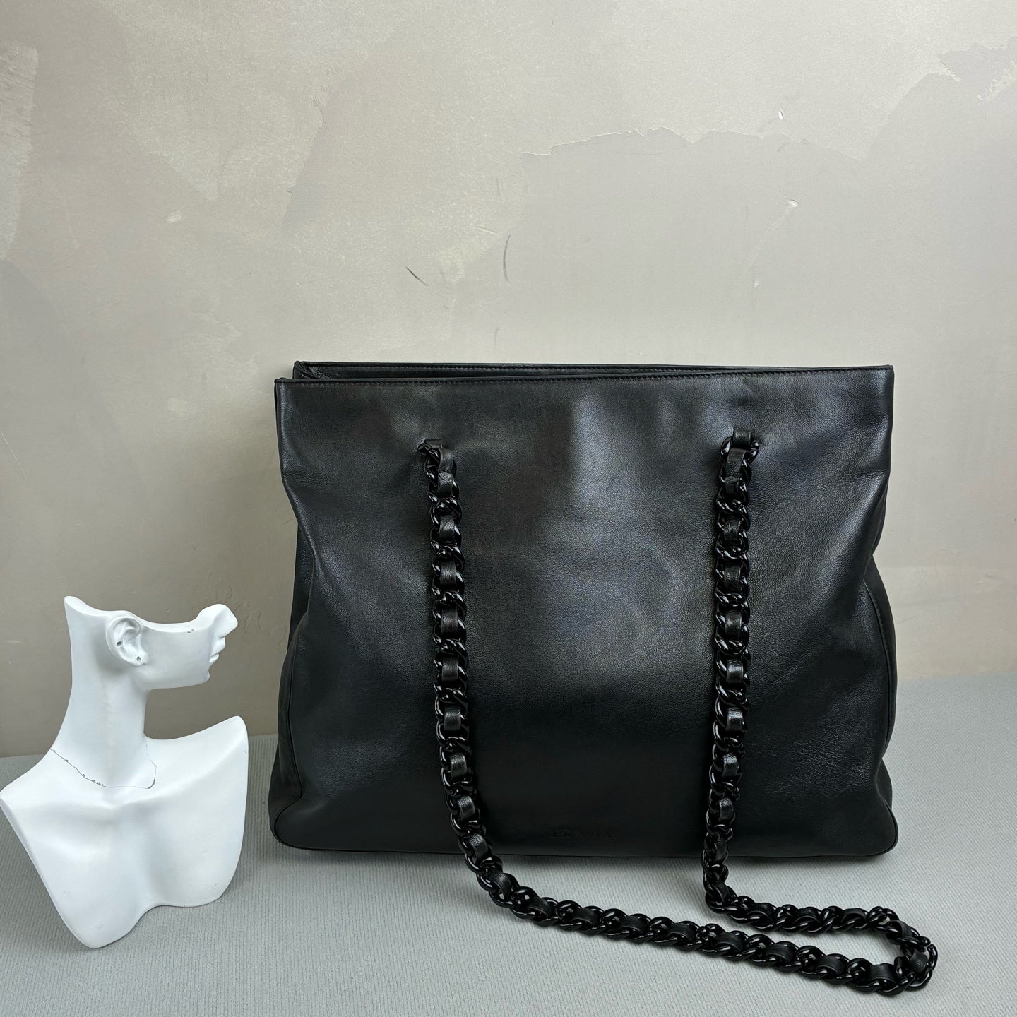 98% New PRADA Black Chain Handbag, Made in Italy from Black Leather. The chain shoulder strap is very textured, with a large capacity, perfect for everyday outings.