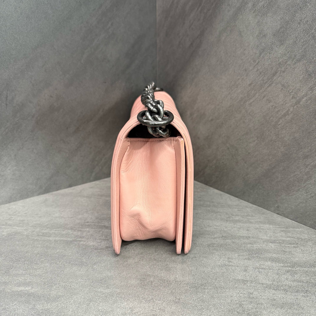 Chanel leboy medium-sized pink silver-clasp sheepskin bag with a clean three-dimensional inner lining, 20-kai, cassette card and ticket