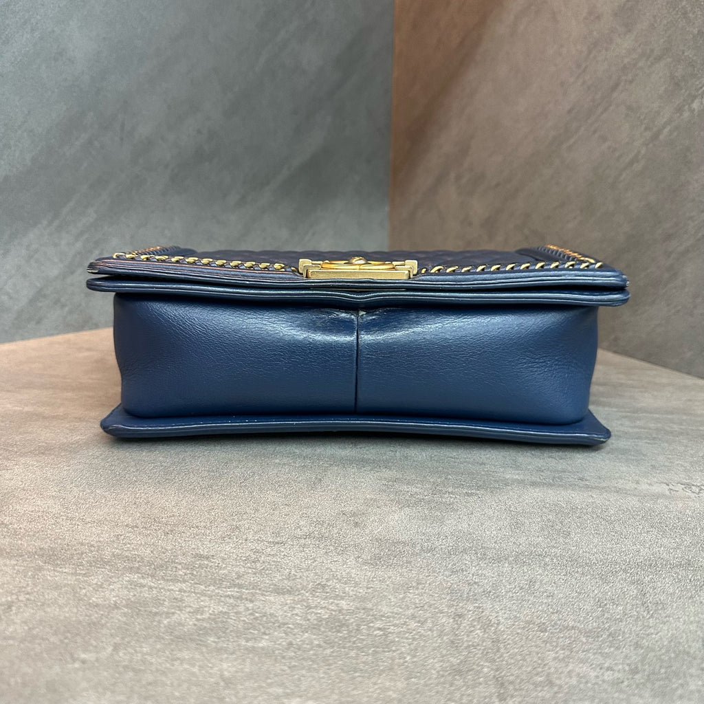 Chanel Blue medium-sized Leboy Court Limited Edition handle with rolled chain, size 25x8x14. Chip model
