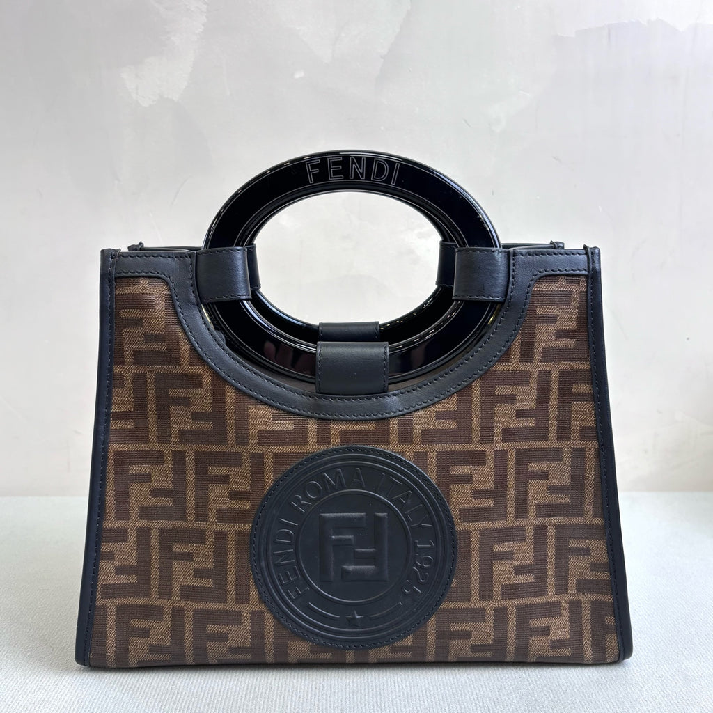 Fendi runway tote bag size 28*21, like new condition.