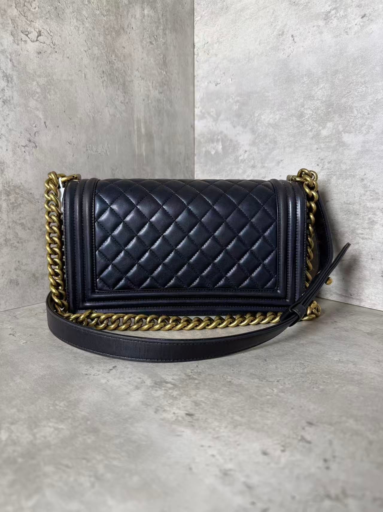Chanel Black gold leboy medium-sized sheepskin 19, red, reverse normal bag shape, three-dimensional inside, clean, original condition, in stock at a good price