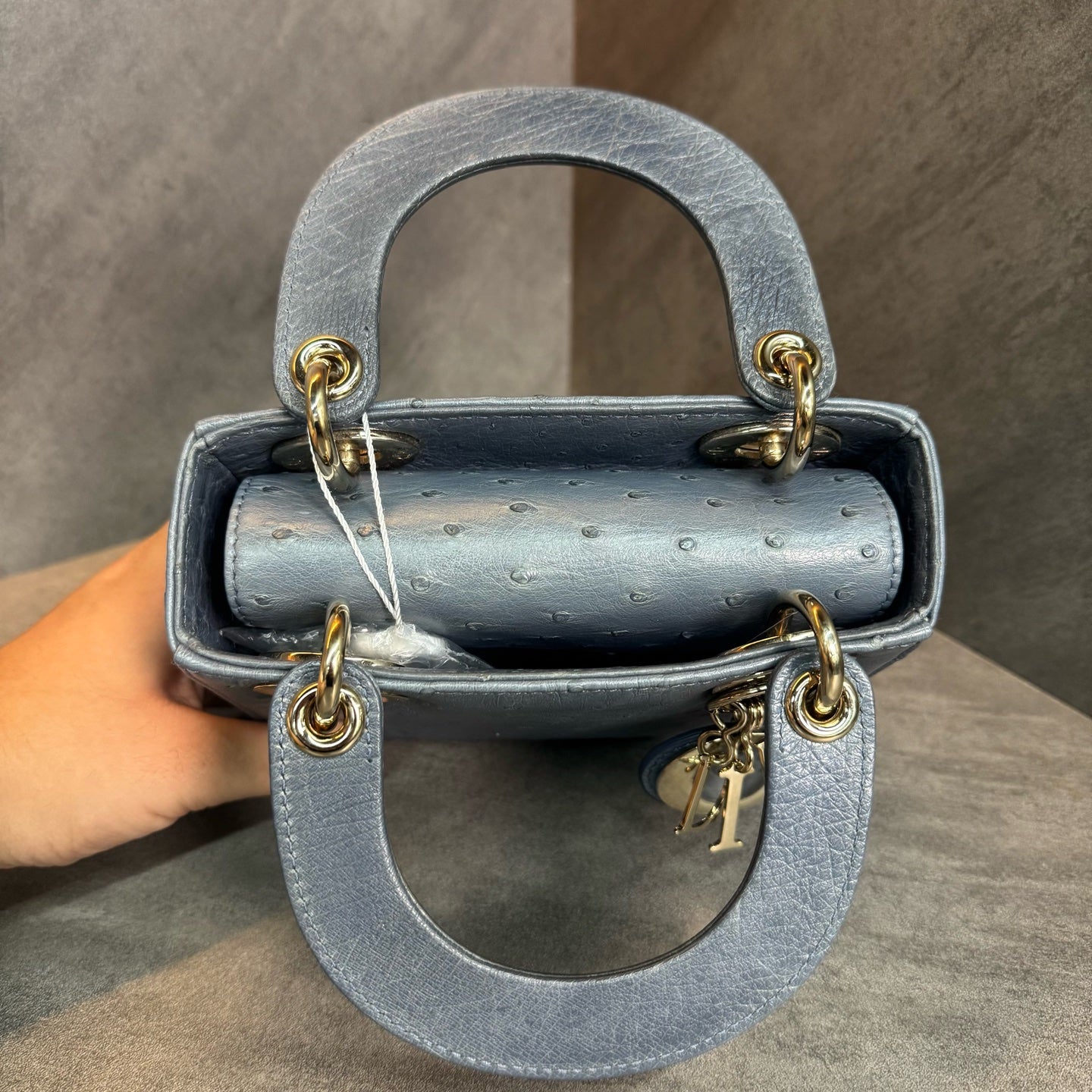 99% new Dior Lady Dior three-compartment ostrich skin grey-gold bag, structured silhouette, clean interior, no wear on the four corners, 2021 serial code, original condition, available now
