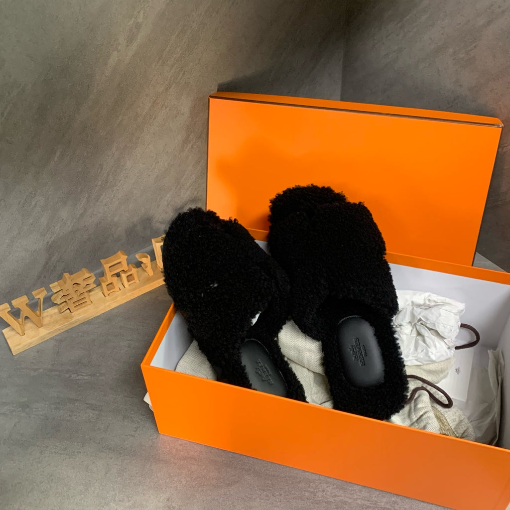 Hermès fluffy slippers