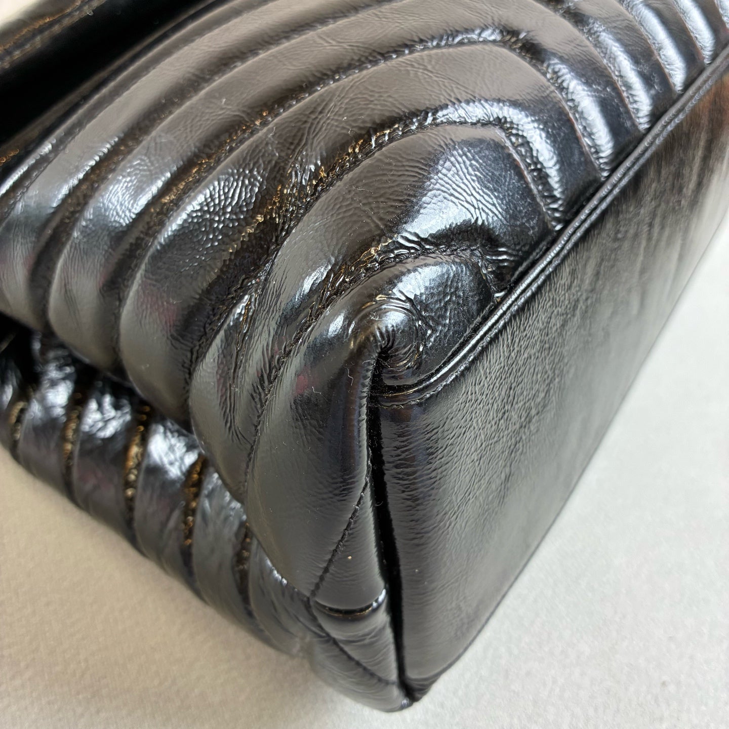 99% new YSL Loulou shoulder bag, medium size, black patent leather with silver chain, super stylish, dimensions 30x22x13.