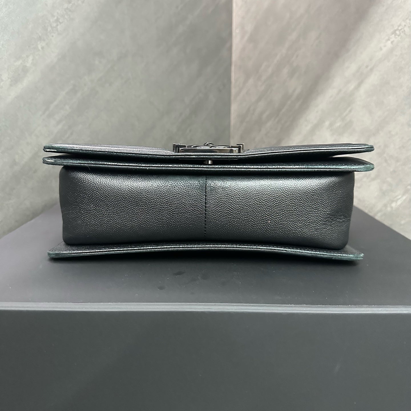 CHANEL, medium-sized, in excellent condition, So Black Leboy series, black-buckled quilted leather chain shoulder crossbody handbag, 23
