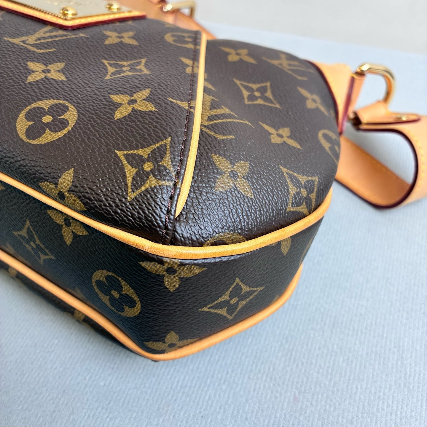 Louis Vuitton 99% new pre-owned Monogram Gold Pumpkin Small Shoulder Bag, size 20*34.