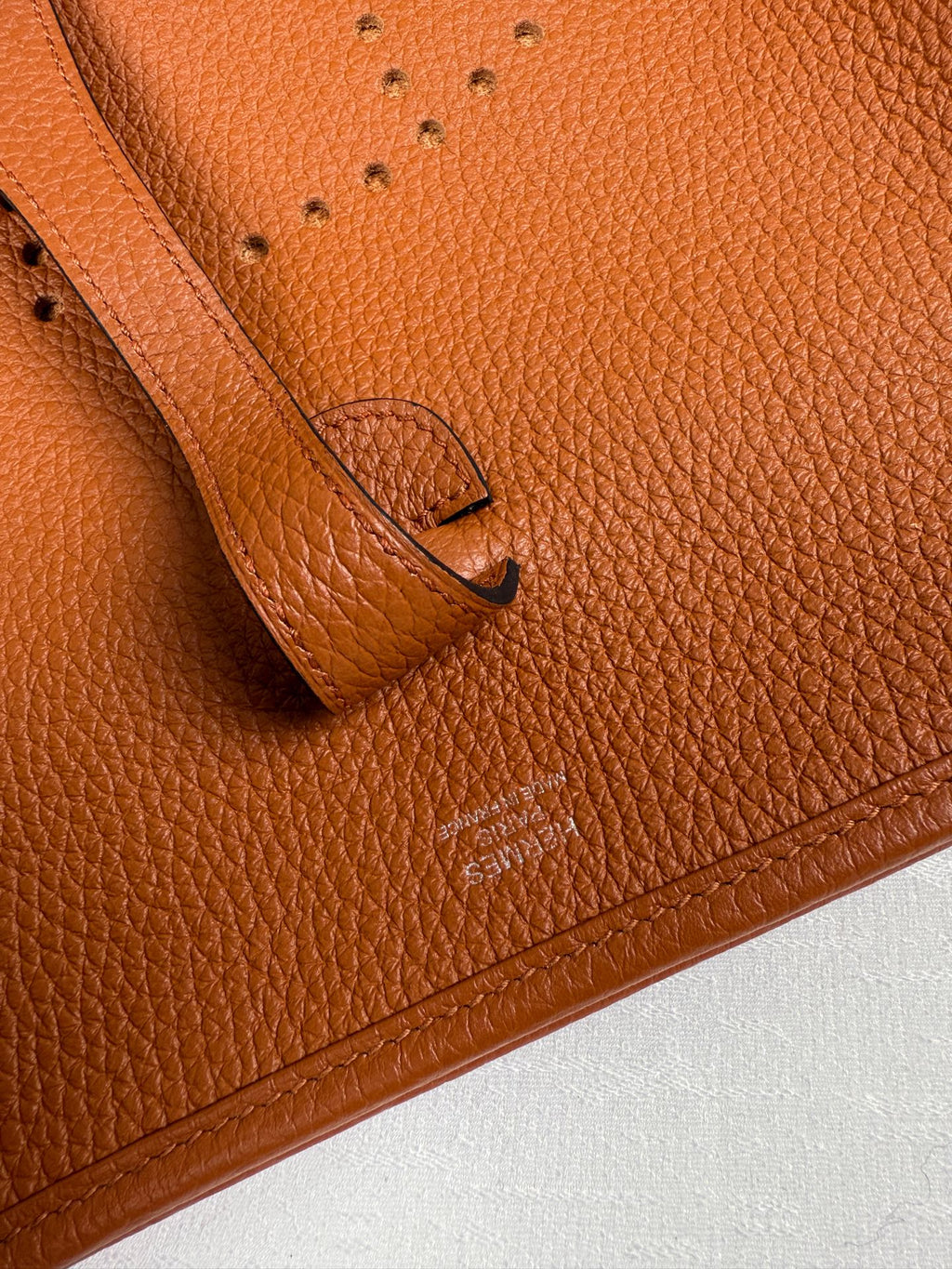 Hermès Evelyne in gold-brown Togo leather, with silver hardware. 98% new classic large H perforated logo design, accompanied by an adjustable shoulder strap.