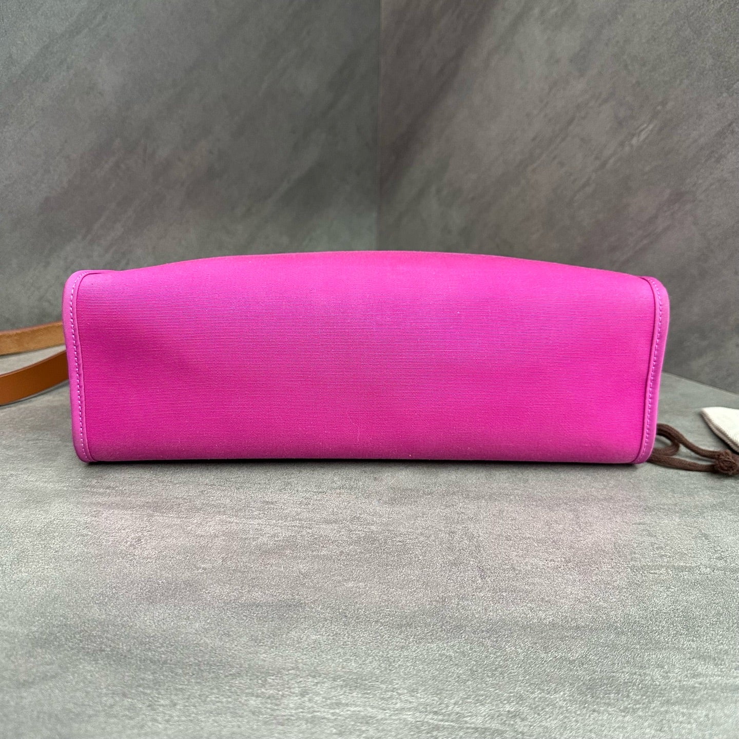 Chanel cf jumbo pink and silver sheepskin chain bag, 18 openings, card bag type, three-dimensional, clean inside