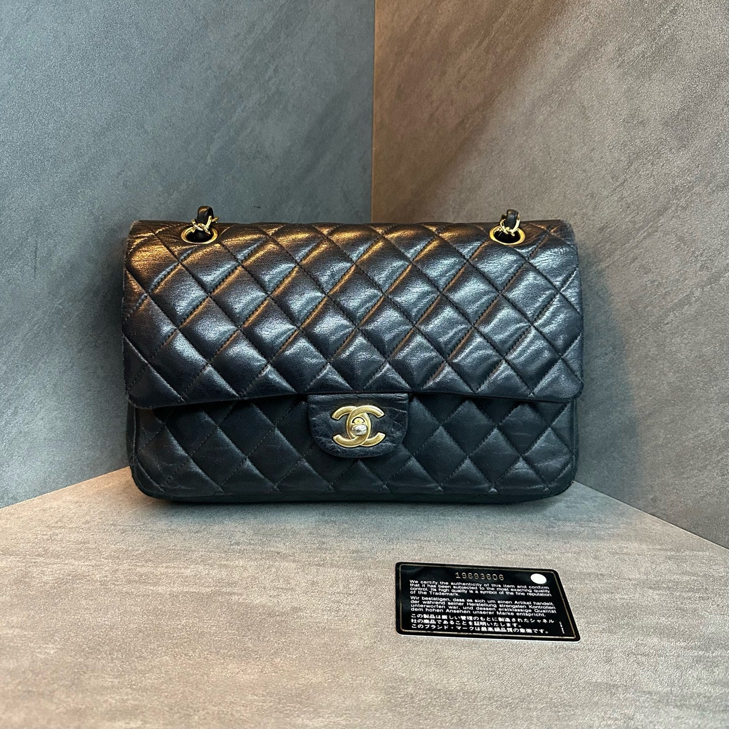 Chanel cf medium-sized black gold sheepskin chain bag, 19 opening with strap card