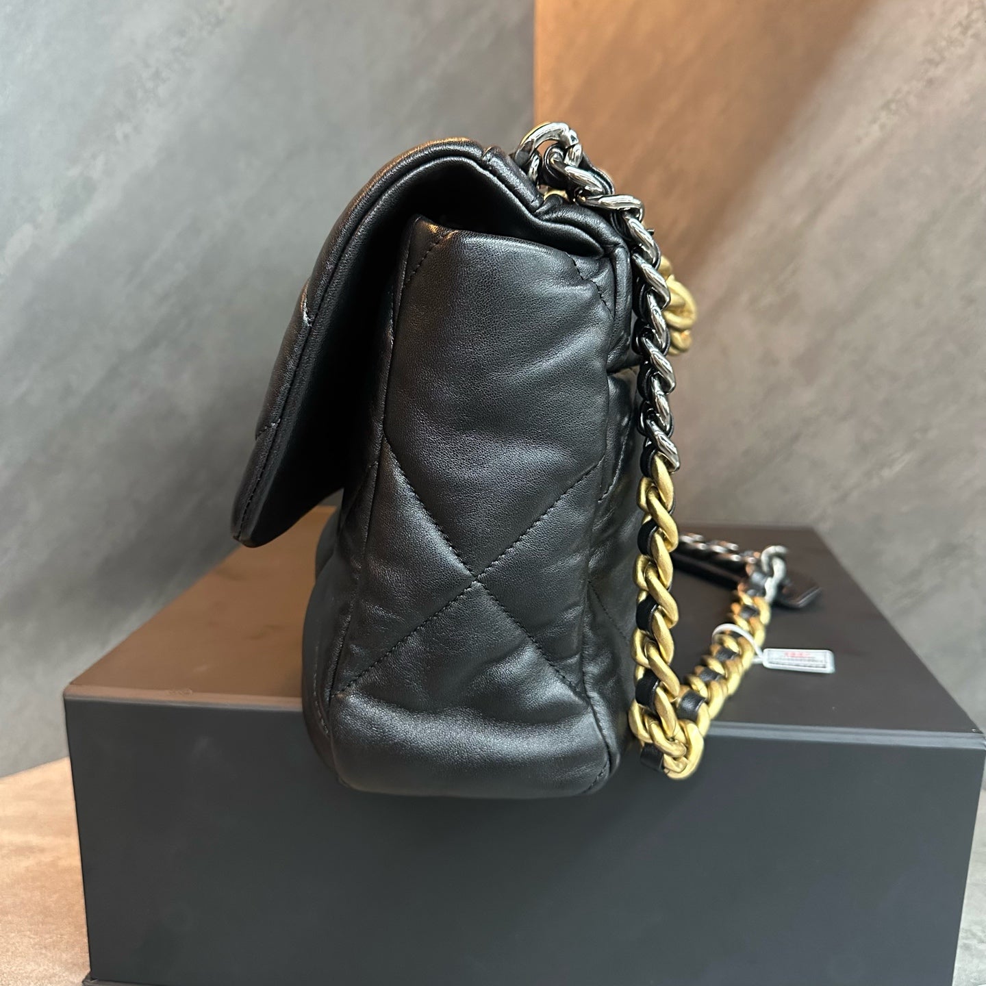 Unused new | Chanel 19bag medium, chip version, black and gold lambskin, excellent bag shape, clean interior, full set of accessories