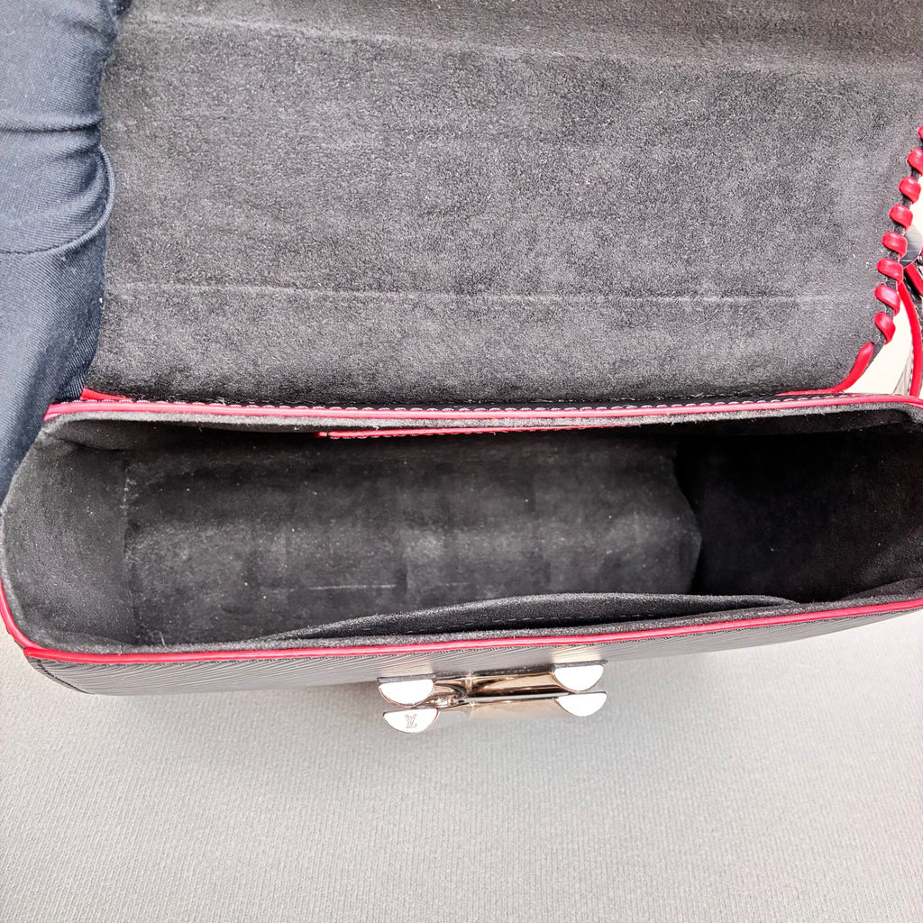 LV/Louis Vuitton Twist Series Limited Edition Crossbody Bag, Dimensions 23*16 cm.