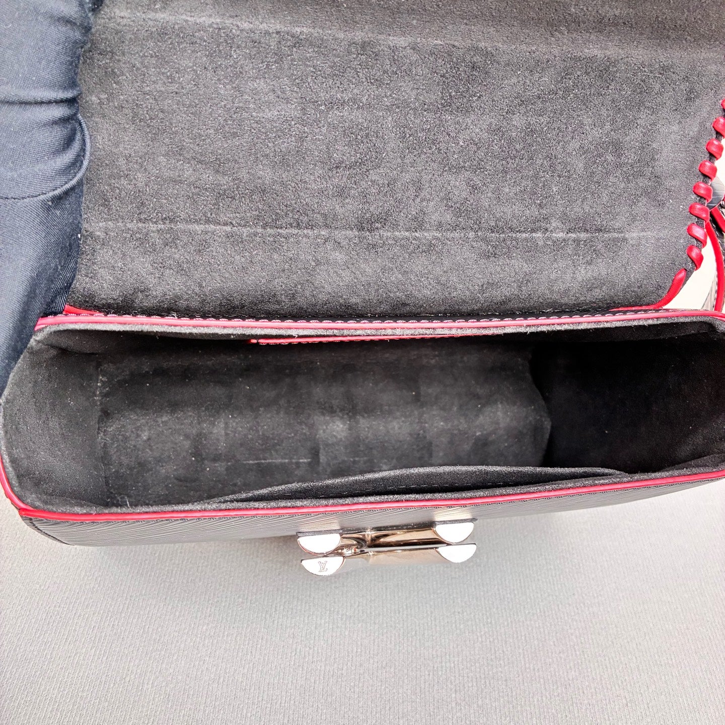 LV/Louis Vuitton Twist Series Limited Edition Crossbody Bag, Dimensions 23*16 cm.