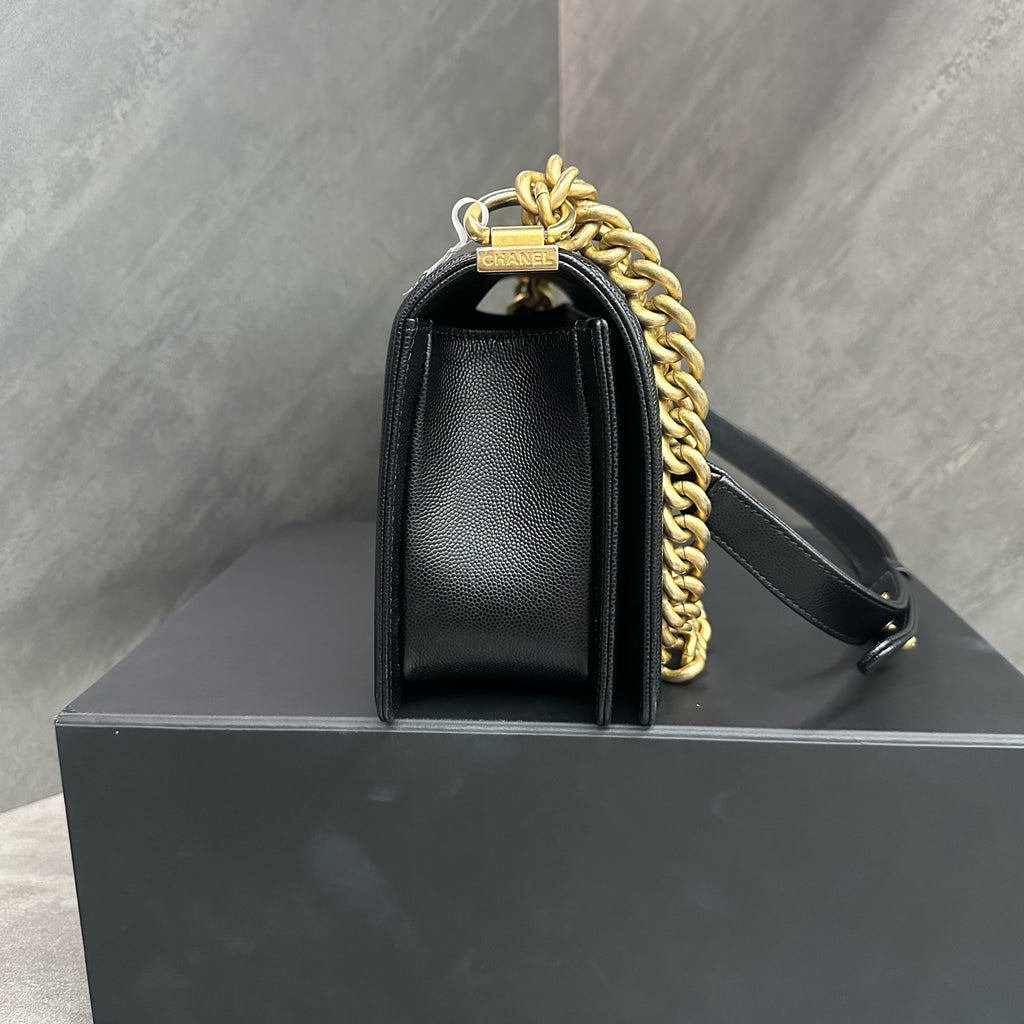 Chanel Le Boy Medium Black Gold Lambskin Chain Bag Chip The shape is three-dimensional and the interior is clean.