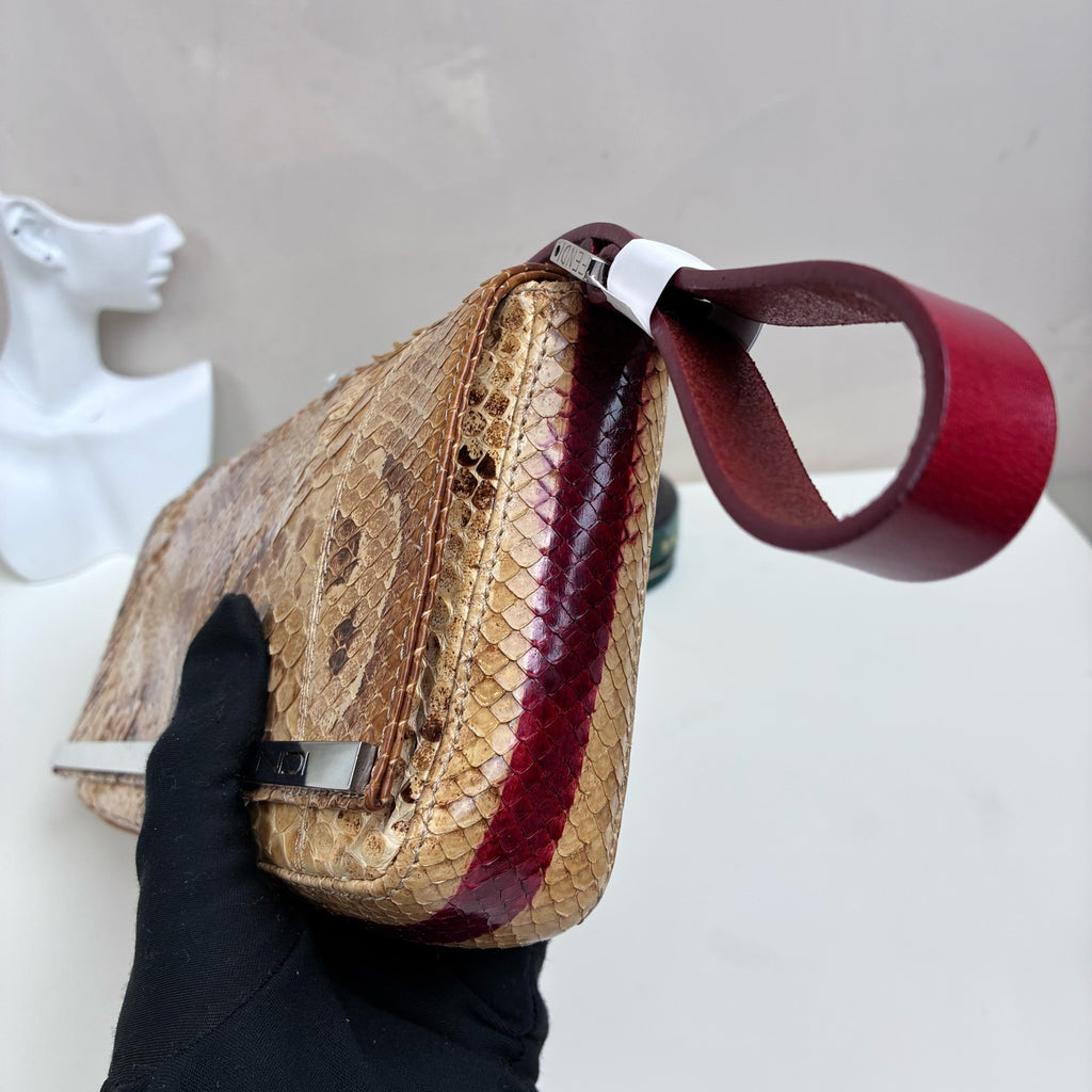 Fendi Snake Skin Silver Rod Baguette Handbag, with a bottom size of 26*12 cm. Classic baguette style, featuring snake skin combined with a red shoulder strap and a silver rod design.