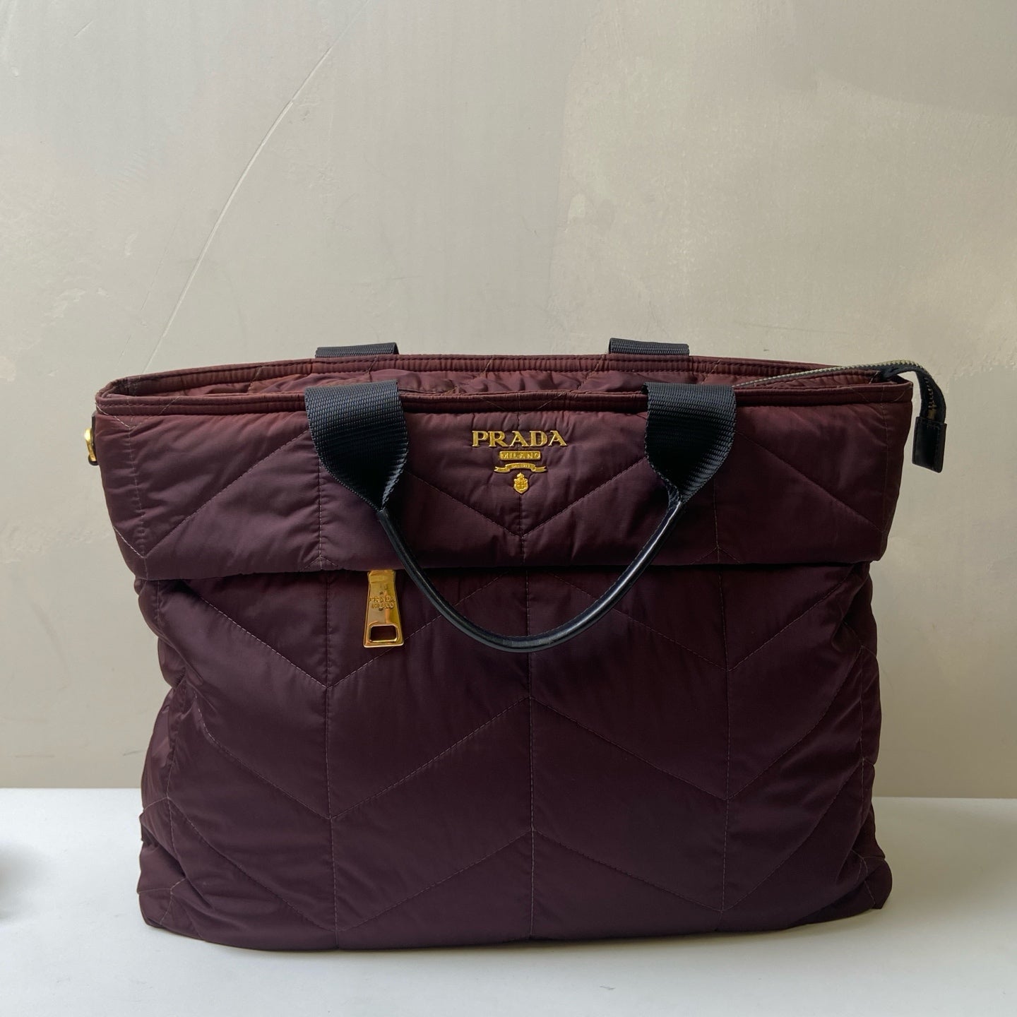 Prada Quilted Nylon Tote Bag made of nylon fabric, Burgundy color, size 40*25.