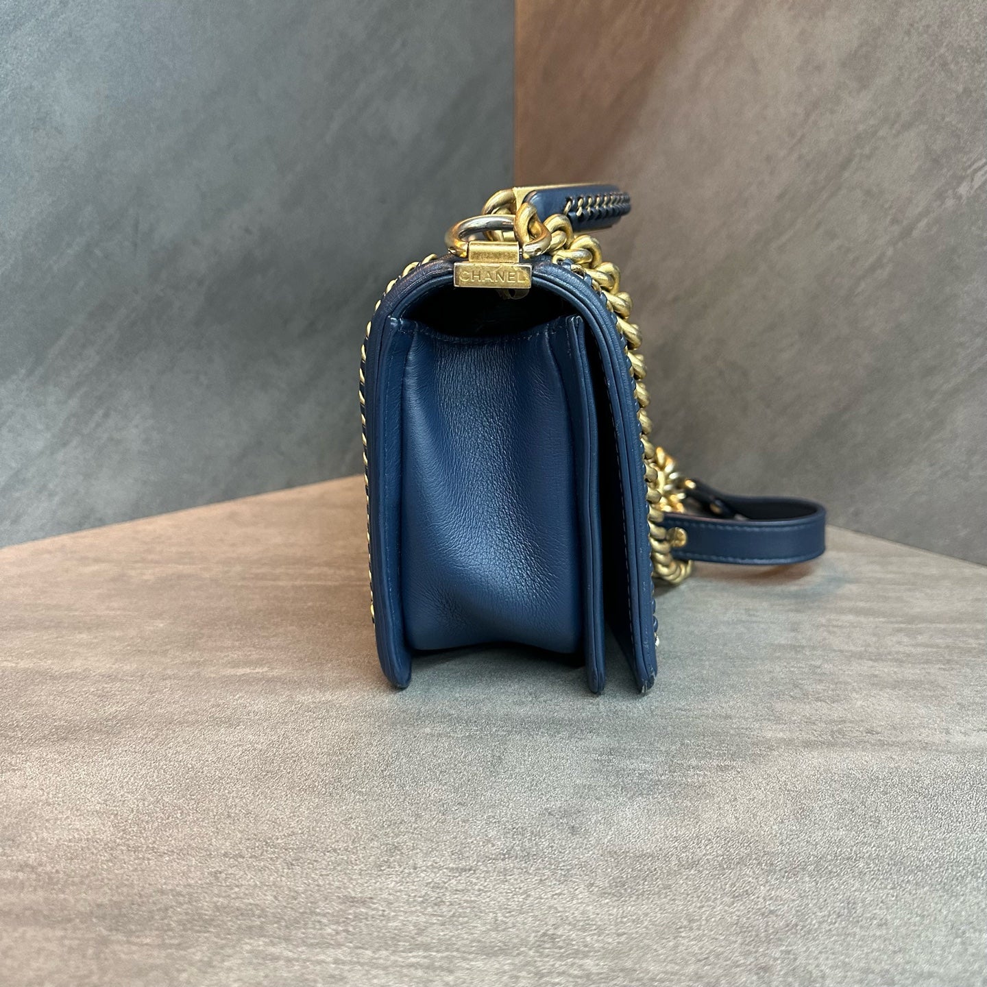 Chanel Blue medium-sized Leboy Court Limited Edition handle with rolled chain, size 25x8x14. Chip model