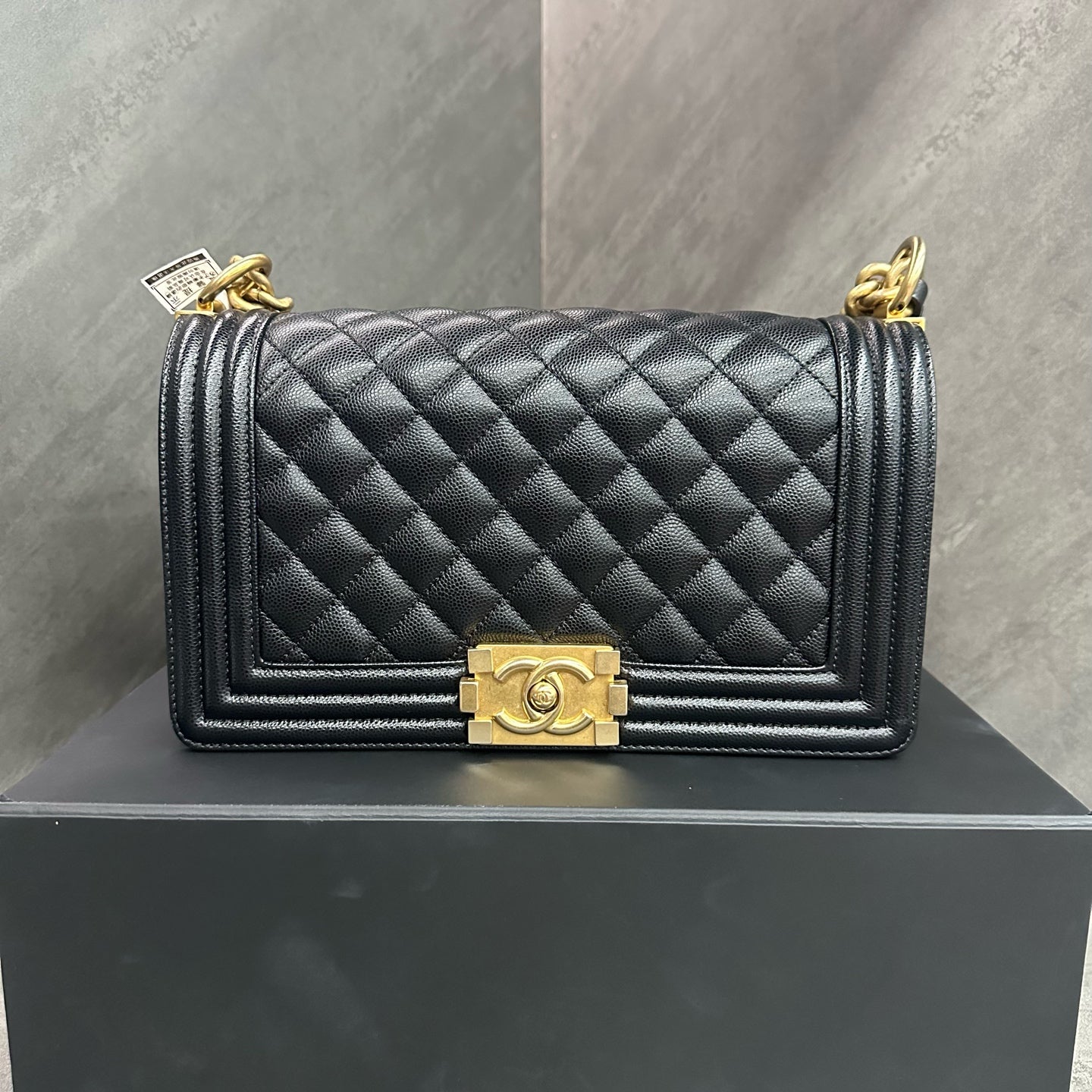 Chanel Le Boy Medium Black Gold Lambskin Chain Bag Chip The shape is three-dimensional and the interior is clean.