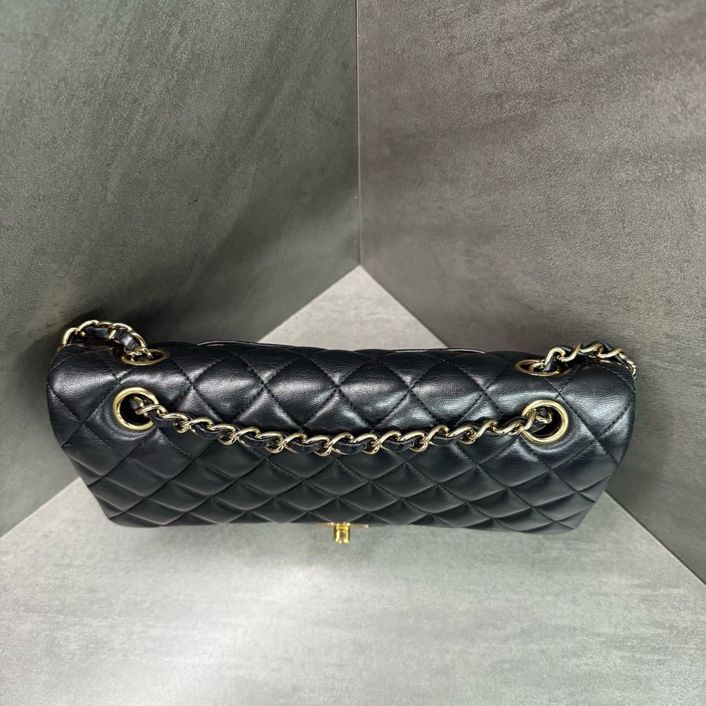 Chanel cf medium size black gold sheepskin chain bag, 26mo, cardless, three-dimensional and clean inside
