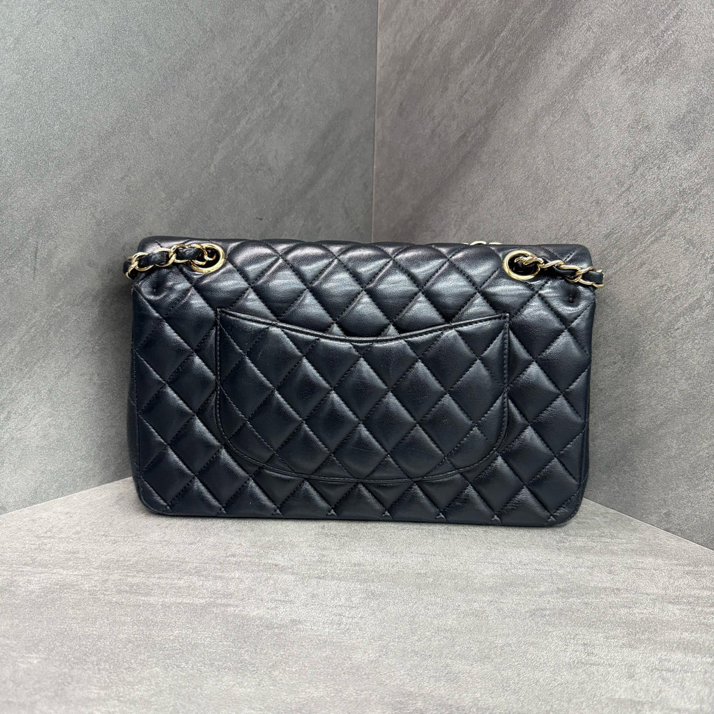 Chanel cf medium size black gold sheepskin chain bag, 26mo, cardless, three-dimensional and clean inside