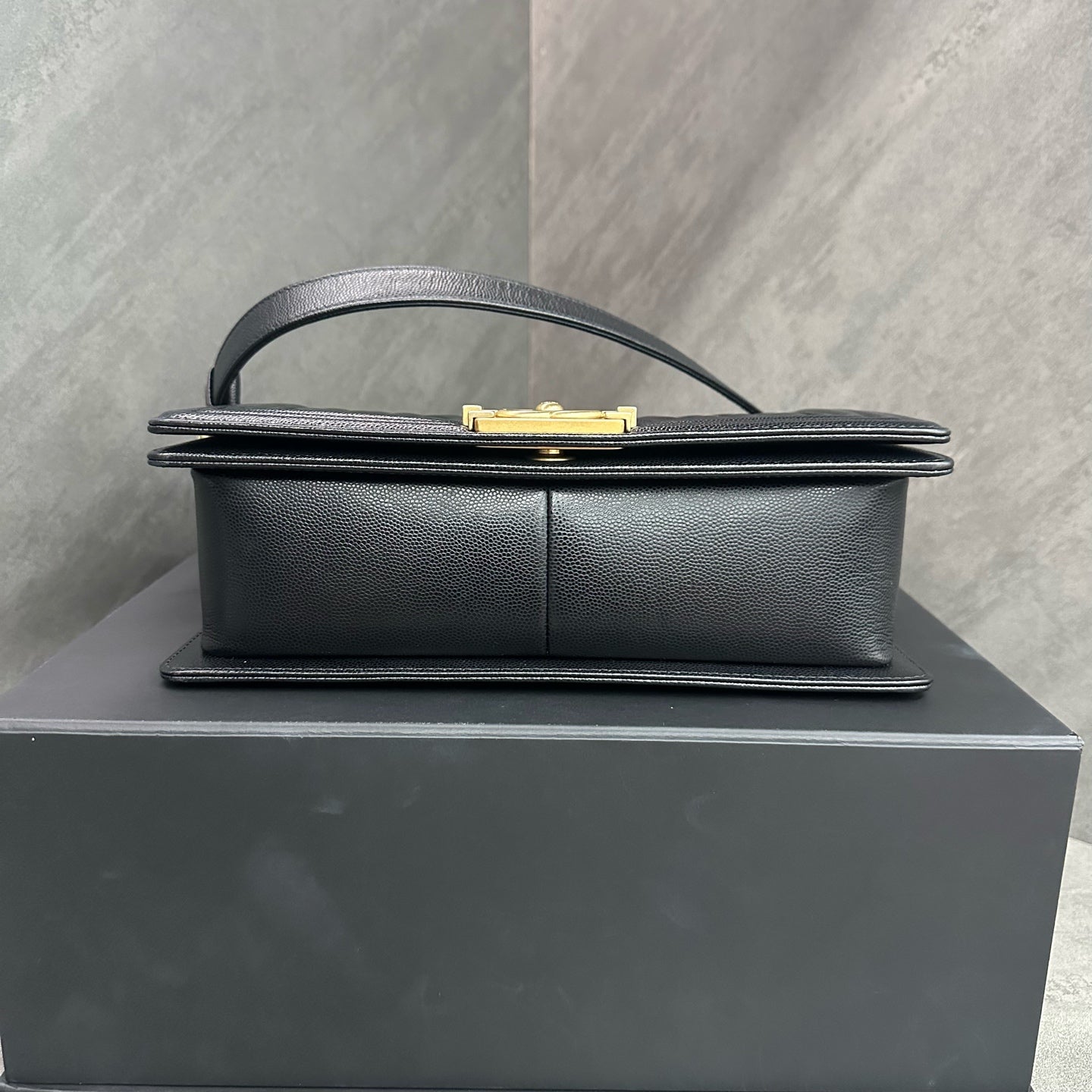 Chanel Le Boy Medium Black Gold Lambskin Chain Bag Chip The shape is three-dimensional and the interior is clean.