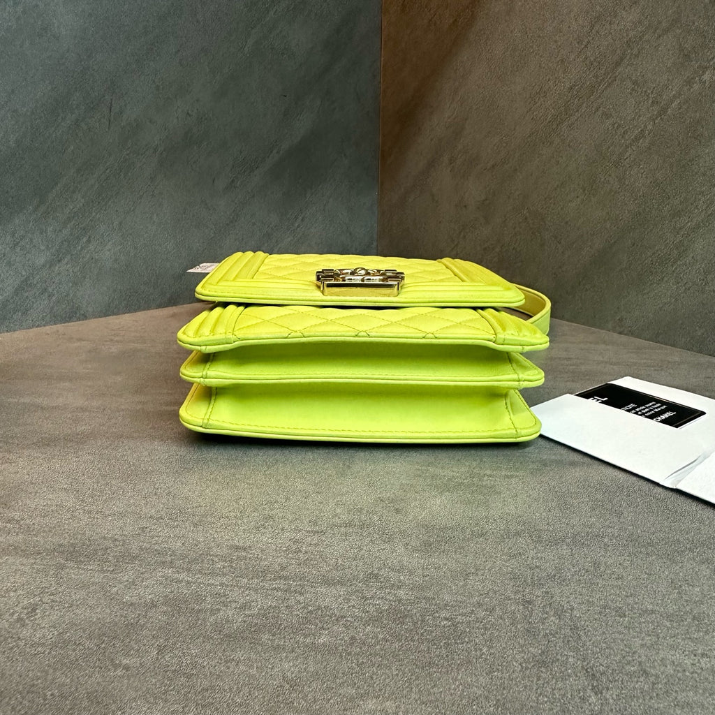 Chanel Leboy vertical light green 26-inch cassette ticket