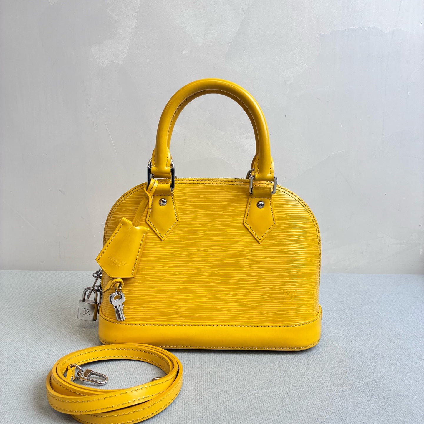 LV/Louis Vuitton Yellow Ripple Leather Shell BB Size 24*17.5 Year 2013 98% new One lock with two keys
