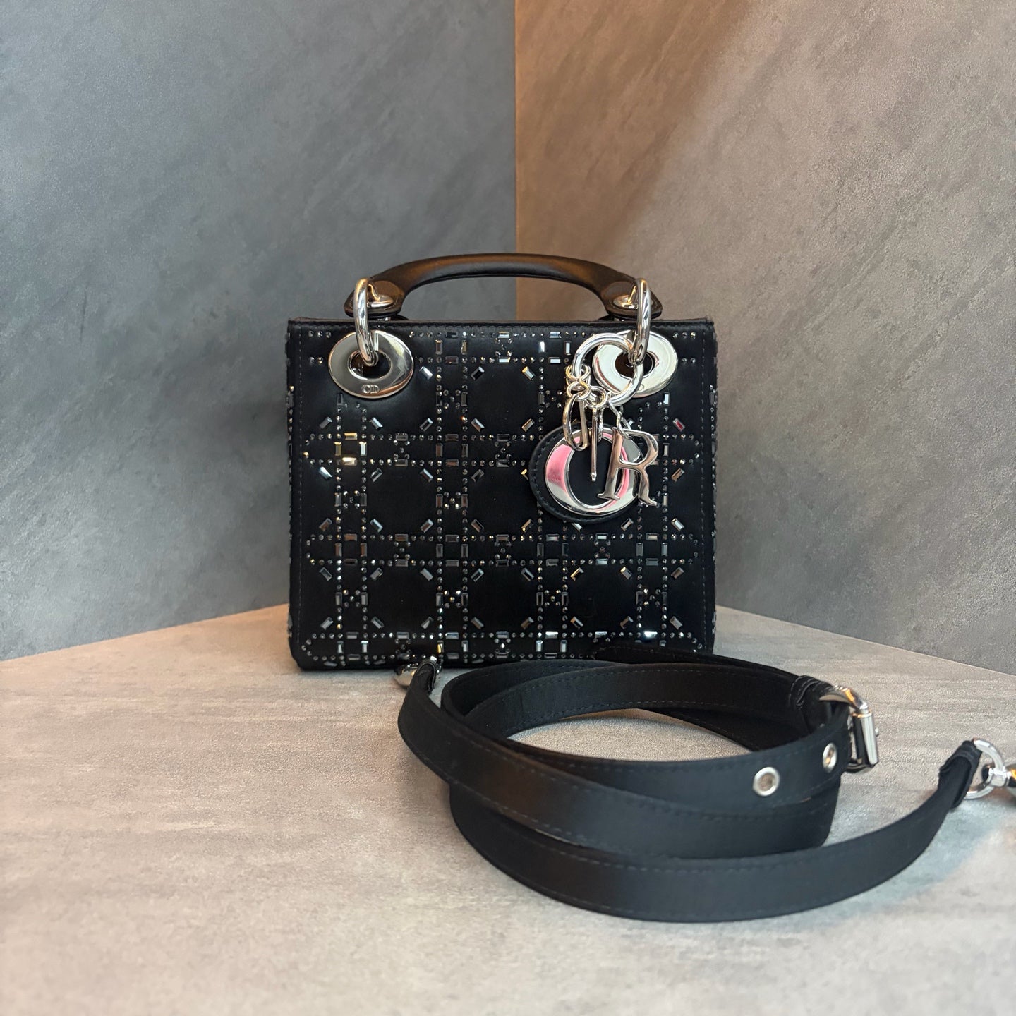 Dior Lady Dior 3-panel Velvet Edition Black / 17*14*7cm, 2019 release, structured silhouette, clean interior, in stock at a favorable price