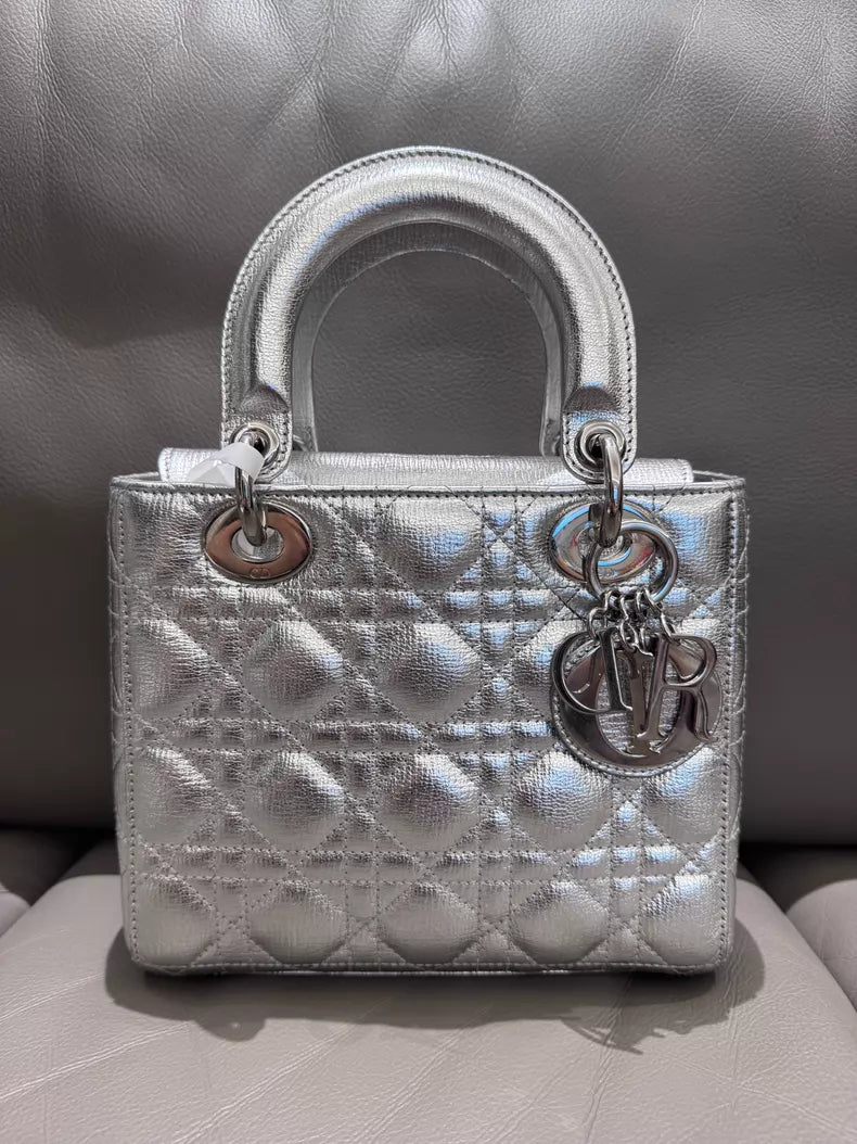 Dior /Dior Lady Dior fluorescent silver lambskin 17