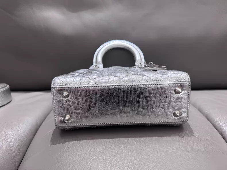 Dior /Dior Lady Dior fluorescent silver lambskin 17