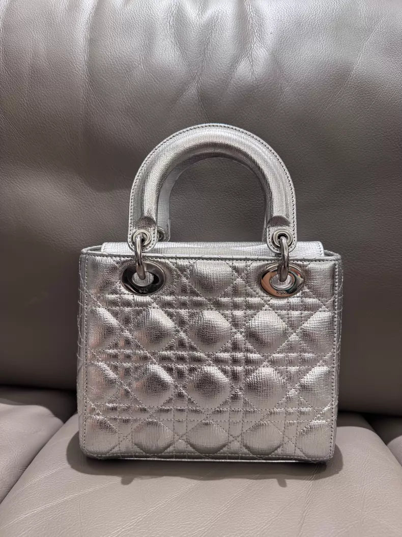 Dior /Dior Lady Dior fluorescent silver lambskin 17