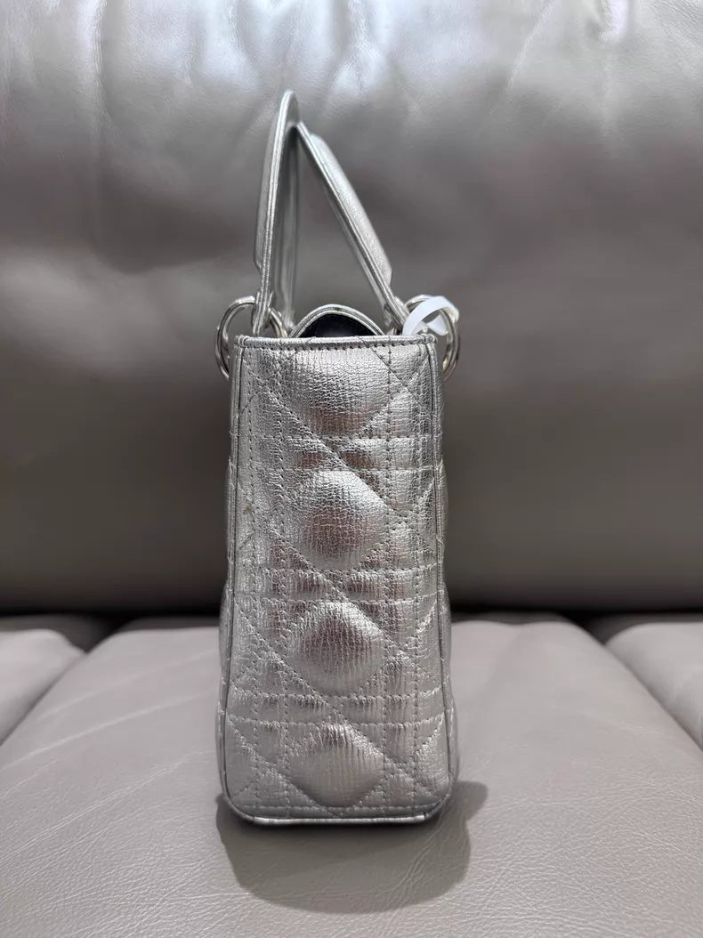 Dior /Dior Lady Dior fluorescent silver lambskin 17