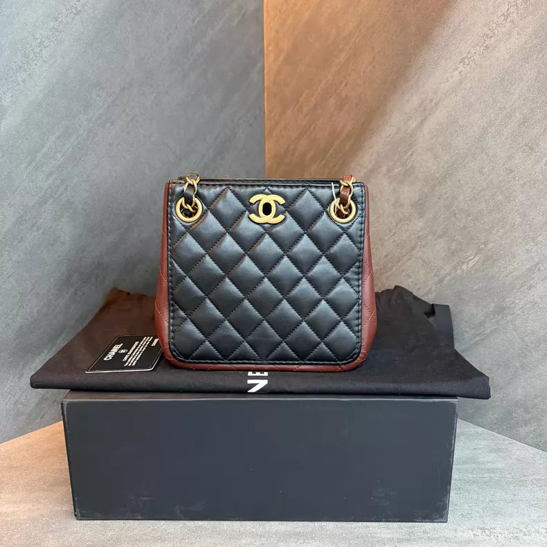Chanel Chanel tote crossbody bag 30
